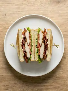 Sándwich Club de Pollo