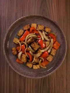 Tempeh salteado con pimiento y cebolla