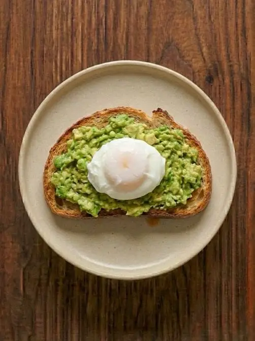 Tostada de biscotes con aguacate y huevo