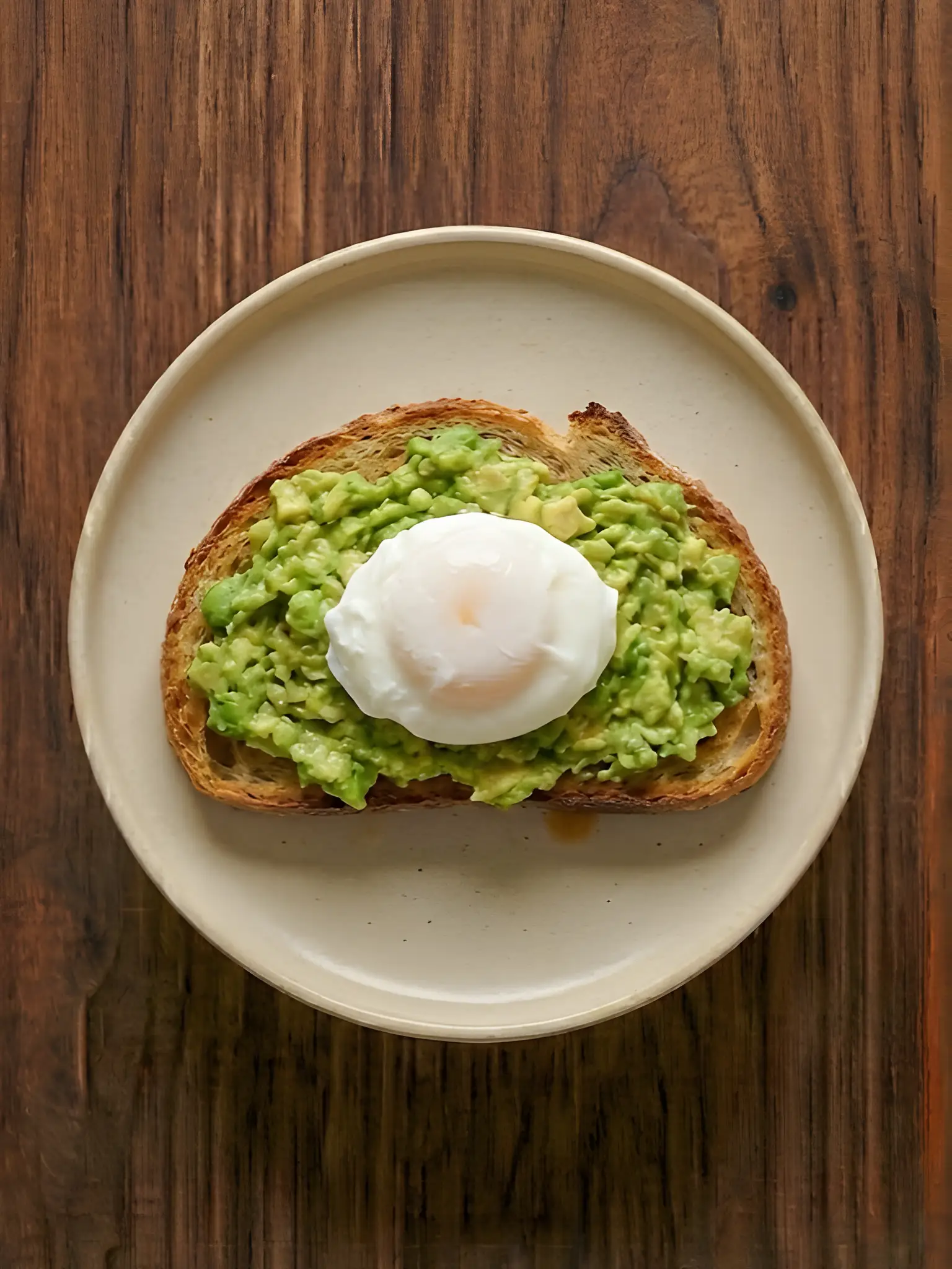 Tostada de biscotes con aguacate y huevo