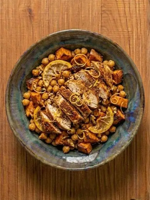 Bowl de boniato, garbanzos y pollo especiado