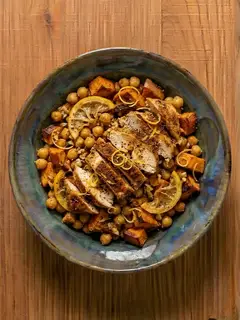 Bowl de boniato, garbanzos y pollo especiado