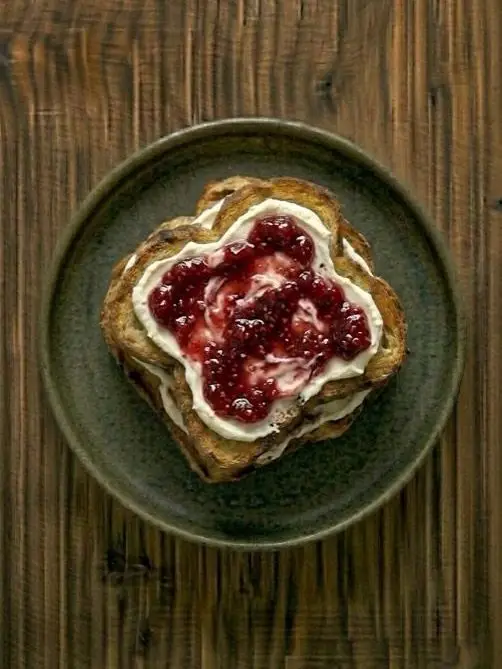Tostada de pan de molde con queso crema y mermelada