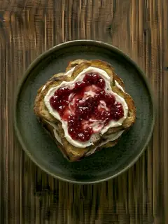 Tostada de pan de molde con queso crema y mermelada