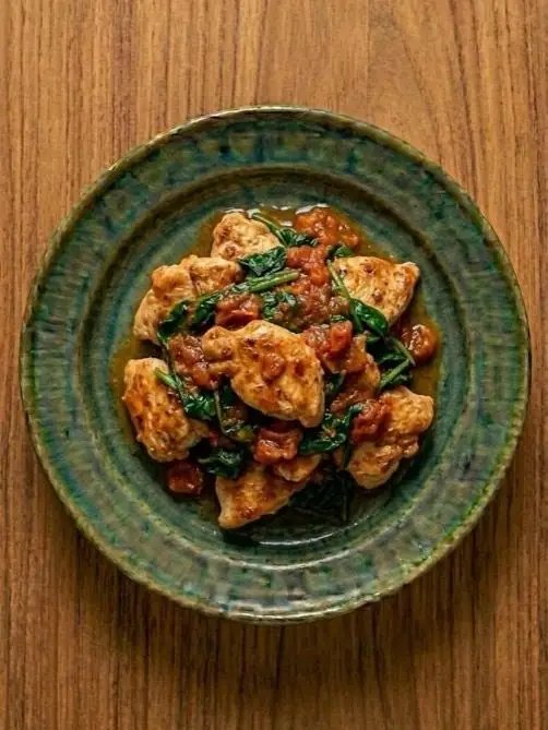 Pollo con espinacas y tomate a la sarten