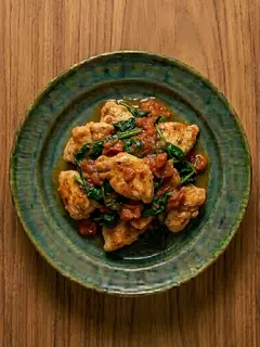 Pollo con espinacas y tomate a la sarten