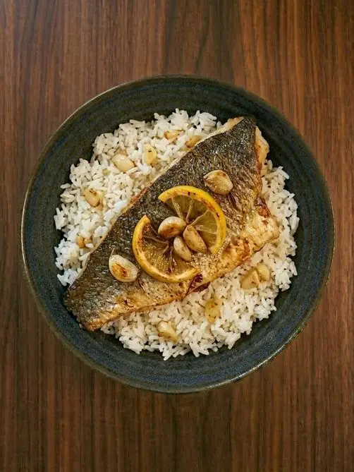 Lubina en airfryer con arroz al ajo