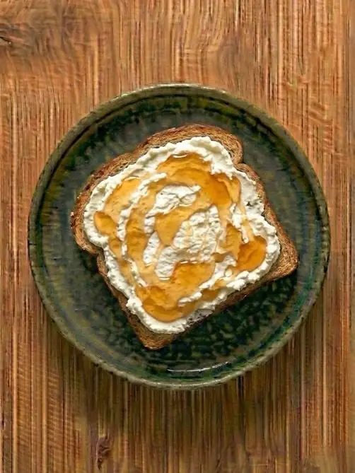 Tostada de pan integral con queso fresco y miel