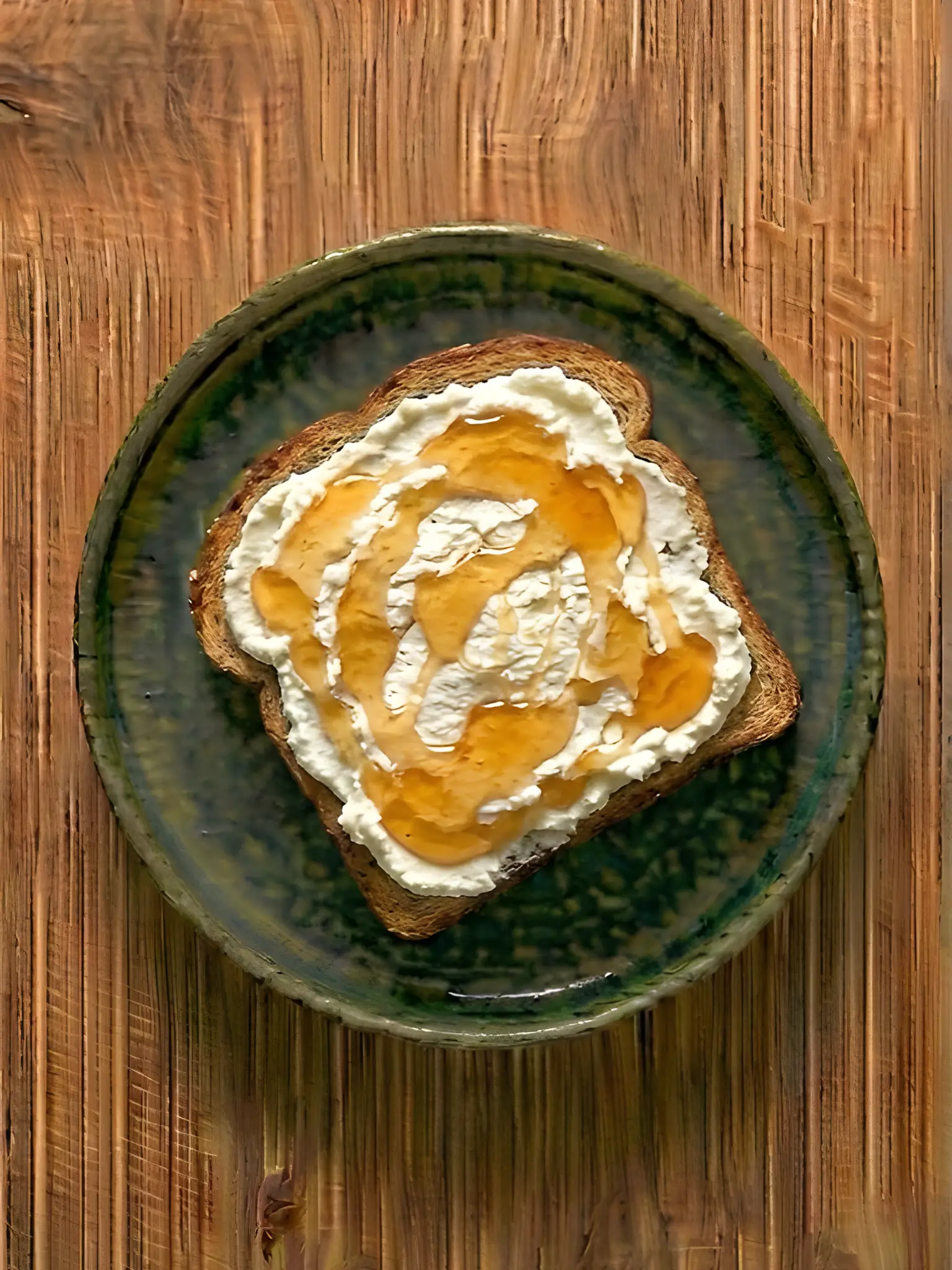 Tostada de pan integral con queso fresco y miel