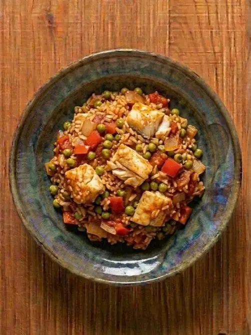 Cazuela de merluza con arroz y guisantes