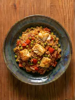 Cazuela de merluza con arroz y guisantes