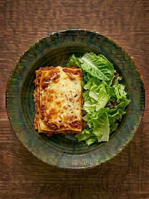 Lasaña congelada con ensalada verde