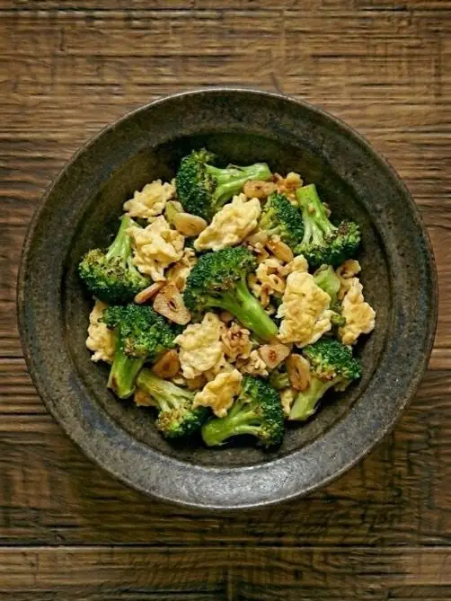 Brócoli salteado con ajo y huevo revuelto