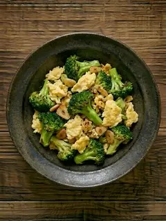 Brócoli salteado con ajo y huevo revuelto