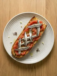 Pan con Tomate y Anchoas