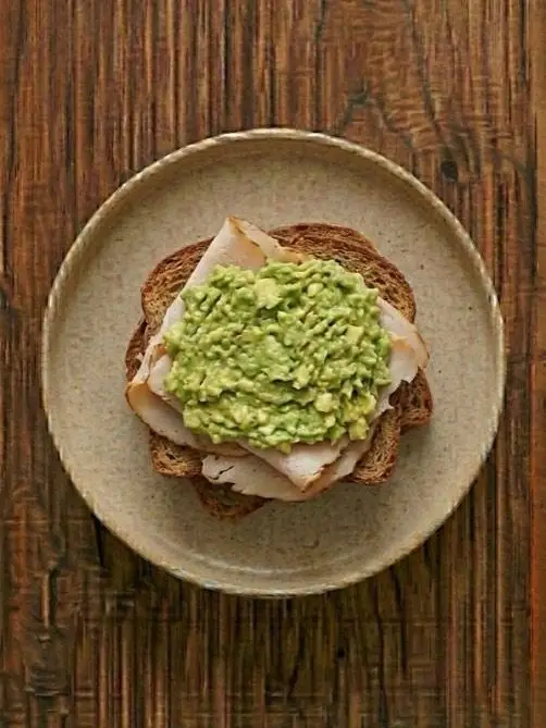 Tostada de centeno con aguacate y pavo