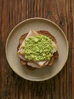 Tostada de centeno con aguacate y pavo