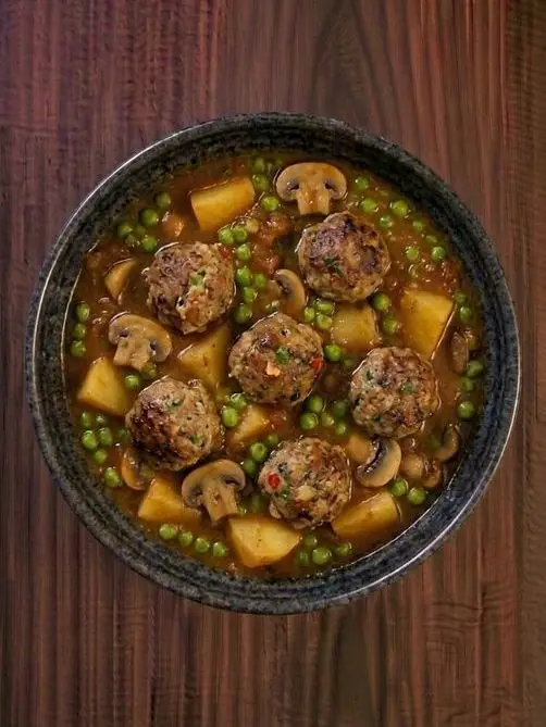 Albóndigas guisadas con champiñones y guisantes