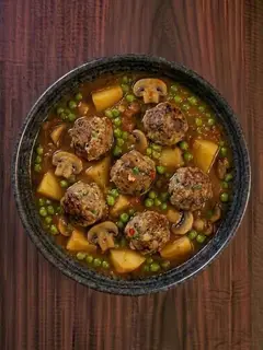 Albóndigas guisadas con champiñones y guisantes