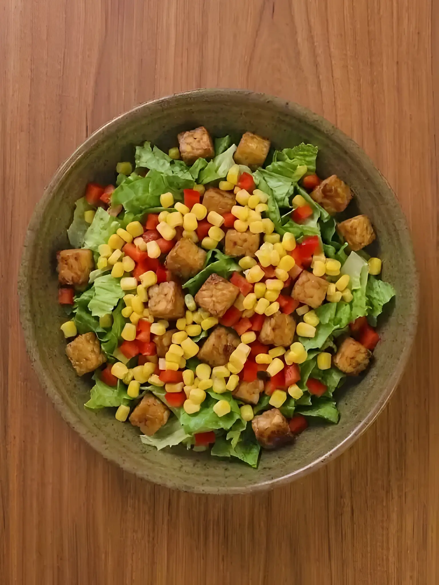 Ensalada de tempeh con pimiento y maíz