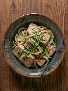 Atún encebollado