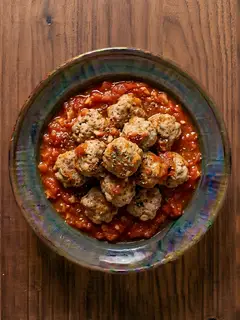Albóndigas de pavo picado en salsa de tomate