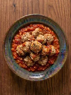 Albóndigas de pavo picado en salsa de tomate