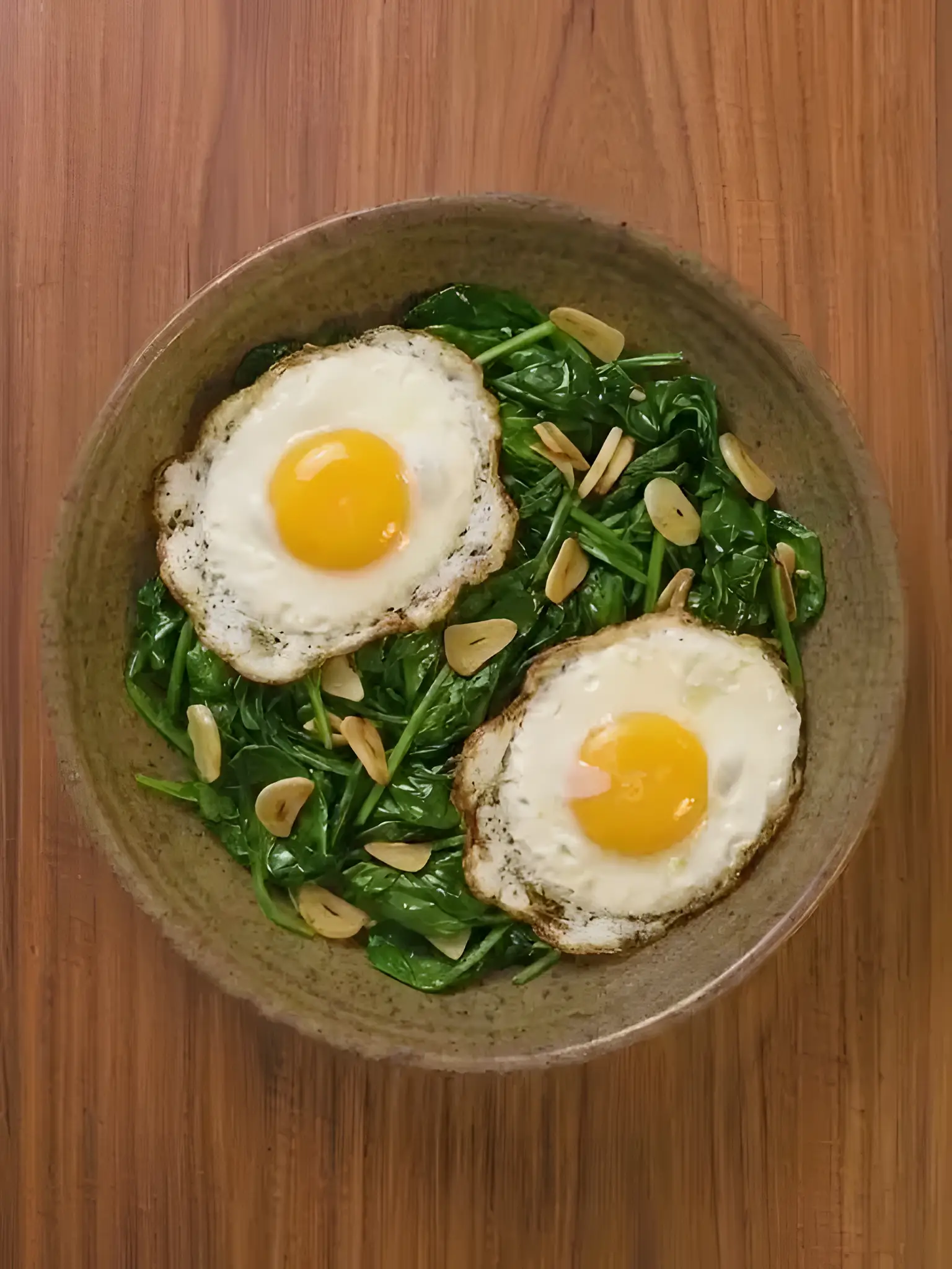 Espinacas con huevos a la sartén