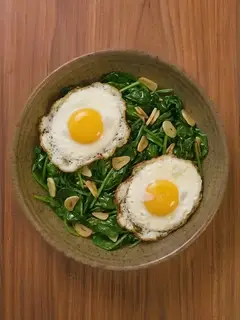Espinacas con huevos a la sartén
