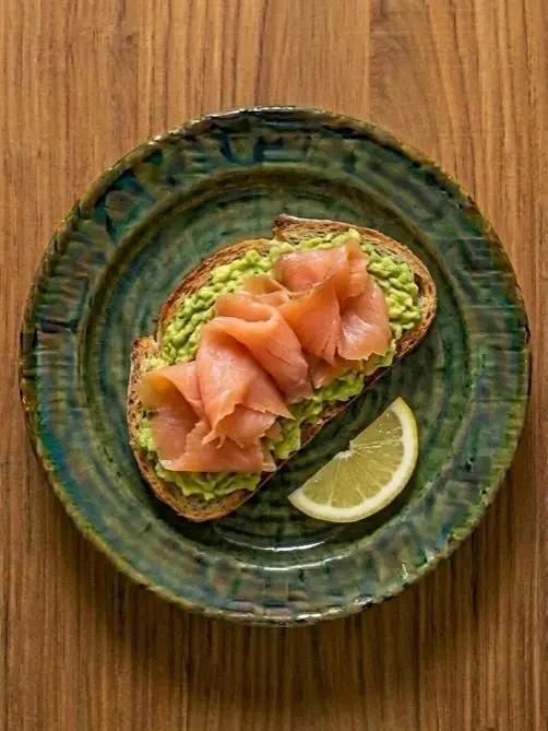 Tostadas de salmon ahumado con aguacate