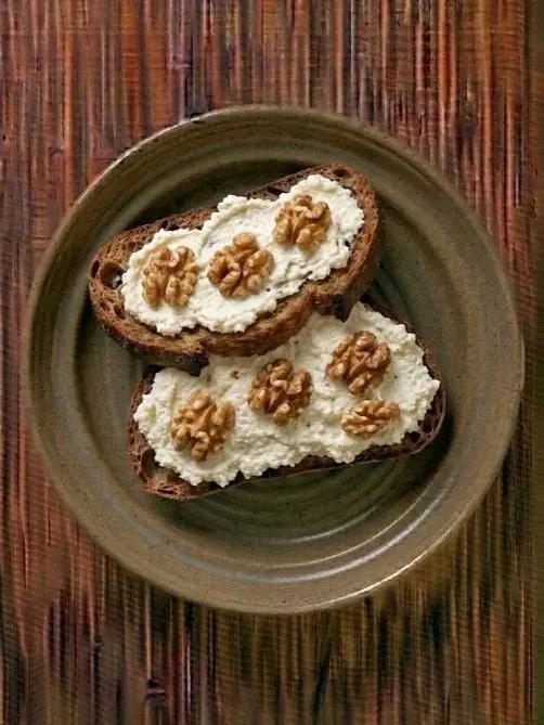 Tostada de pan de cristal con requesón y nueces