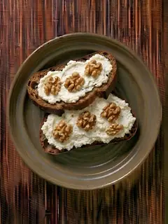 Tostada de pan de cristal con requesón y nueces