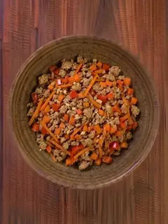Pavo picado salteado con verduras al estilo asiático