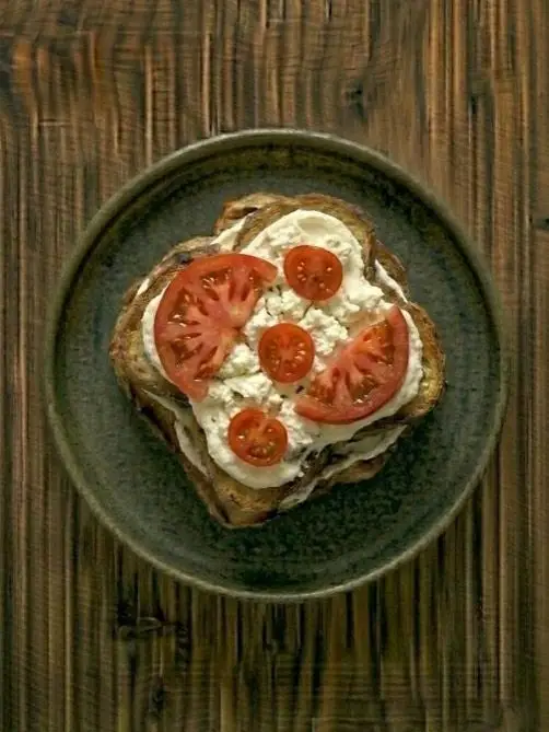 Tostada de pan de molde con queso fresco y tomate