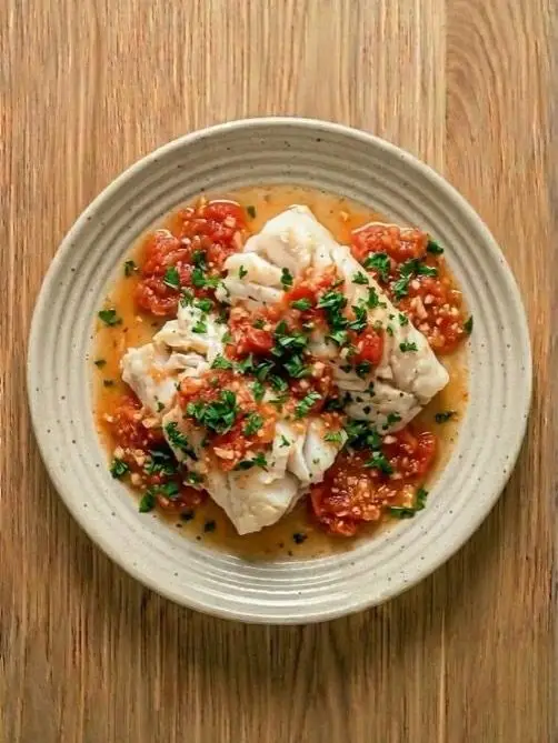 Bacalao al microondas con tomate