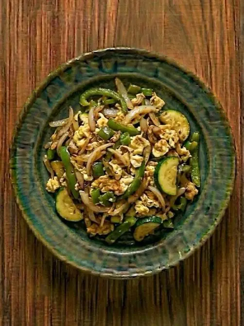 Salteado de verduras con huevo al plato