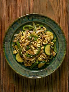 Salteado de verduras con huevo al plato