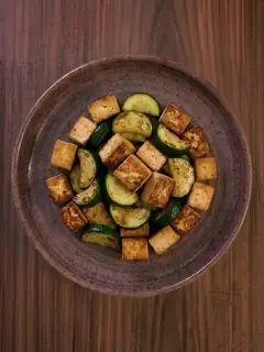 Tofu a la plancha con calabacín