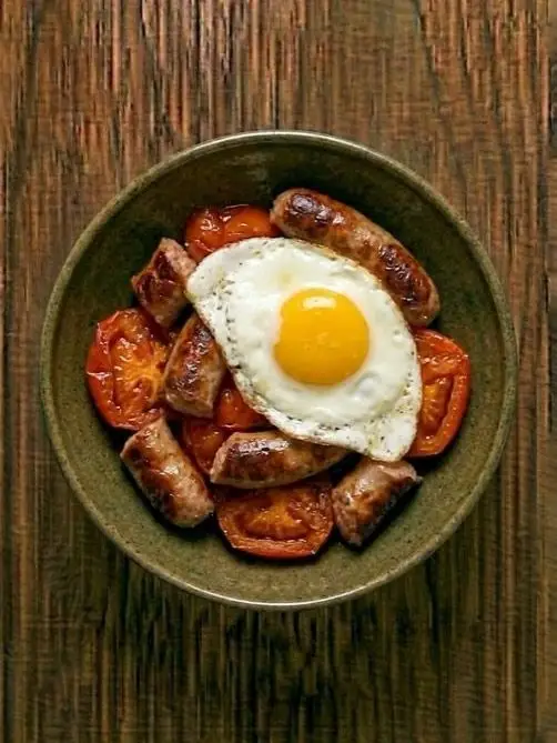 Salchichas con tomate y huevo a la sartén