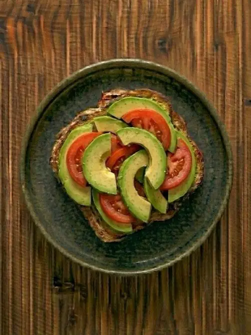 Tostada de pan integral con aguacate y tomate