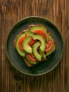 Tostada de pan integral con aguacate y tomate