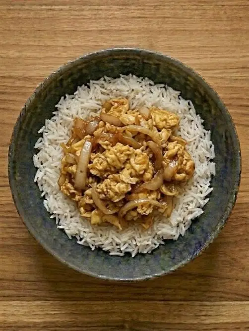 Arroz con huevo revuelto y cebolla