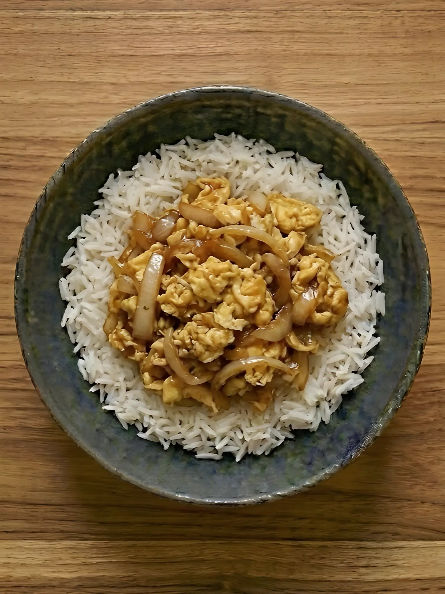 Arroz con huevo revuelto y cebolla