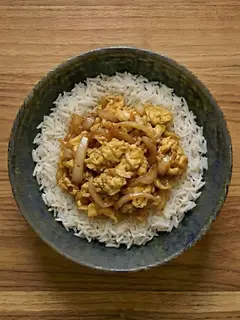Arroz con huevo revuelto y cebolla