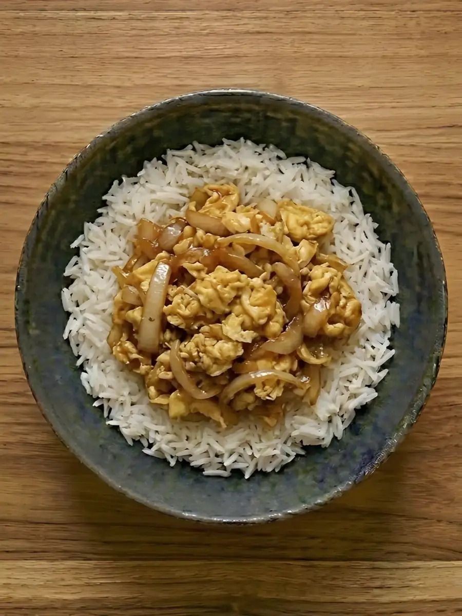 Foto de Arroz con huevo revuelto y cebolla