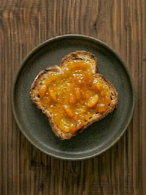 Tostada de pan de molde con mermelada de albaricoque
