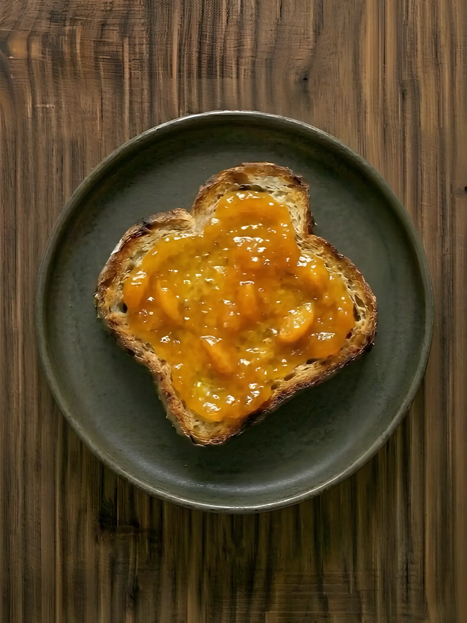 Tostada de pan de molde con mermelada de albaricoque