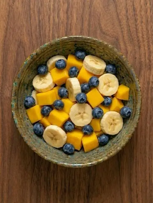 Macedonia de mango, plátano y arándanos