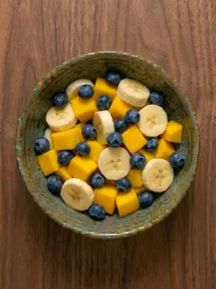 Macedonia de mango, plátano y arándanos