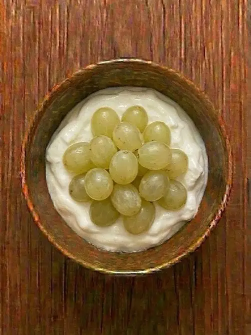 Yogur natural con uvas blancas
